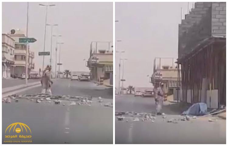 بالفيديو : مختل يغلق أحد شوارع الخرج و يرهب المارة من الأطفال و النساء
