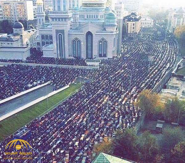 بالصور : مشهد مهيب لربع مليون مسلم يؤدون صلاة العيد في موسكو .. وهذه رسالة بوتين لهم