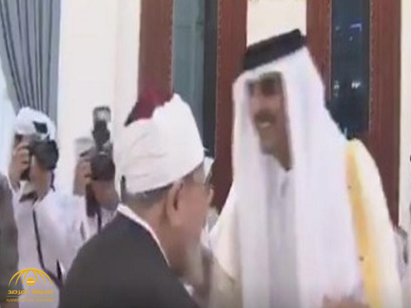 القطري "عبدالله العذبة" يثير علامات استفهام بعد حذف فيديو تقبيل "تميم" لرأس القرضاوي-صورة