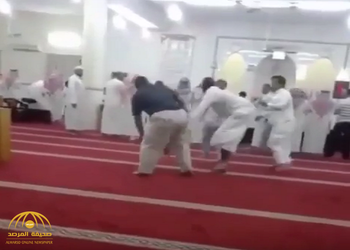 شاهد: مضاربة عنيفة بكراسي المصاحف داخل مسجد!