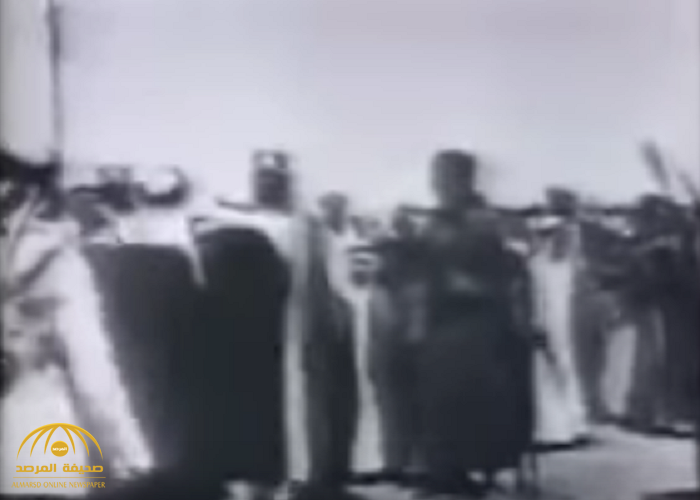 بالفيديو:الملك عبدالعزيز يحضر استعراض جوي يعود لـ عام 1937..شاهد ملامح العرض التاريخي!