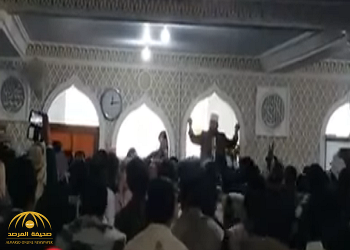 شاهد:ماذا فعل المصلون اليمنيون بخطيب حوثي حاولت المليشيات فرضه بالقوة على مسجد بصنعاء؟!