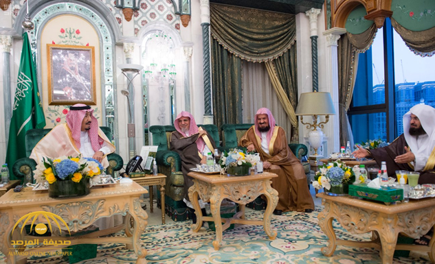 بالصور: الملك يستقبل العلماء والمشايخ أئمة ومؤذني المسجد الحرام