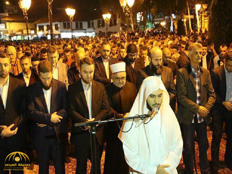 بالفيديو والصور:شاهد آلاف المسلمين يؤدون صلاة التراويح ليلة 27 خلف إمام سعودي بصربيا