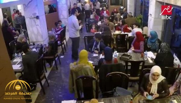 بالفيديو : شاهد ردة فعل المصريين بعد طرد "سوريين" من مطعم بسبب جنسيتهم!