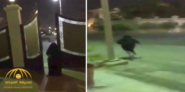 بالفيديو: مواطن يطارد ”امرأة” حاولت الدخول لمنزله وسرقته بمساعدة شريكها الذي كان ينتظرها بسيارته