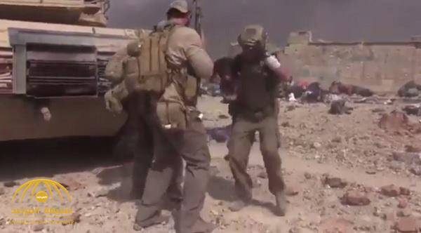 بالفيديو .. عمل بطولي : جندي ينقذ طفلة وسط نيران "داعش" على المدنيين