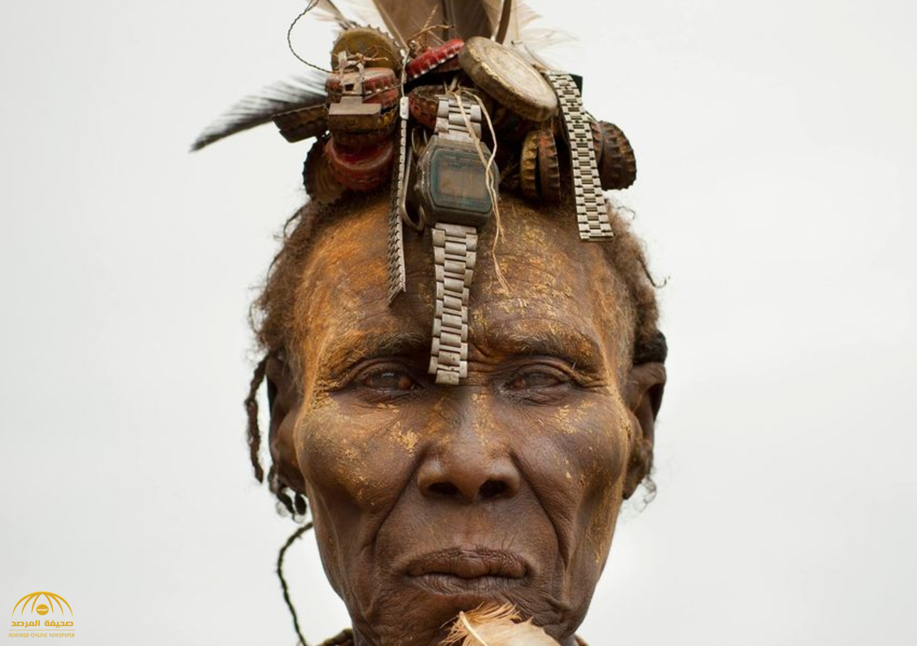 شاهد.. كيف حولت قبيلة إثيوبية أغطية البيبسي وساعات اليد المكسورة لإكسسوارات تتزين بها النساء!