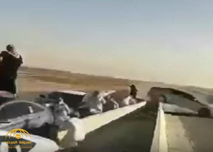 شاهد بالفيديو: سائق يمارس التفحيط بجنون.. كاد أن يتسبب في كارثة جماعية بالعيد