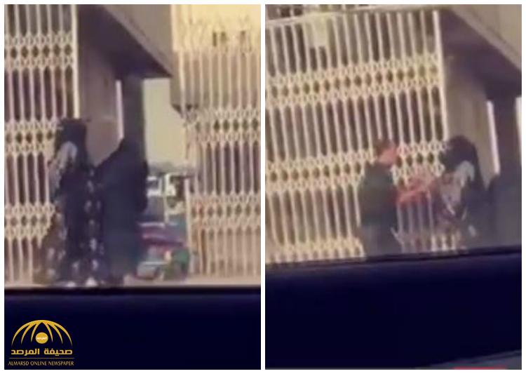 شاهد بالفيديو: بسبب زميلتها.. بائعة ألعاب نارية تقاوم رجل أمن وتدفعه بيديها في سوق بـ "الرياض"!
