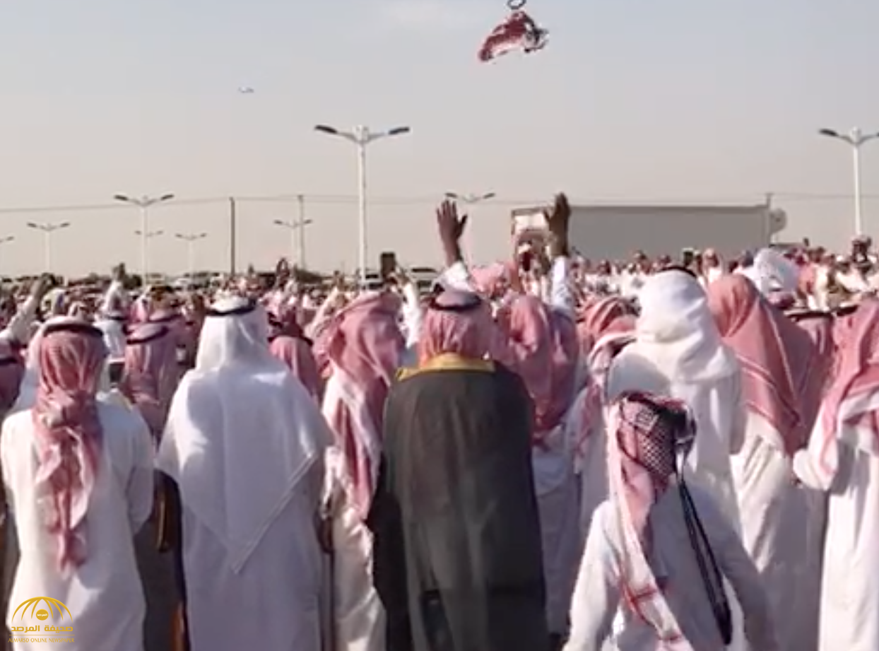بالفيديو : لحظة إعلان العفو  والتنازل عن قاتل في محافظة الأفلاج .. شاهد رد فعل الحضور