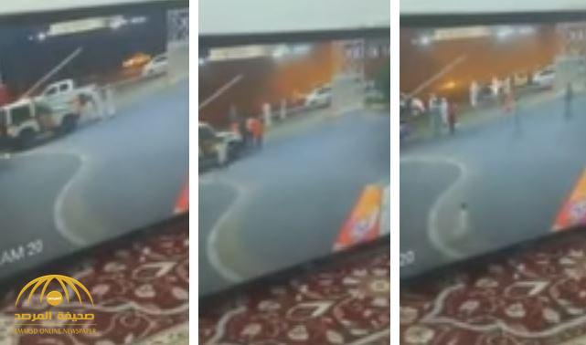 شاهد: لحظة اصطدام مركبة بأخرى أمام قاعة الأمير مشعل بن عبد الله بنجران- فيديو