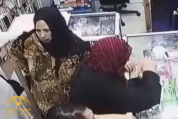شاهد بالفيديو :  سيدة مصرية محجبة تسرق حقيبة ب"شفرة حلاقة"  خبأتها في فمها !