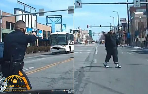 شاهد بالفيديو: تبادل لإطلاق النار وجها لوجه  في أحد الشوارع الأمريكية