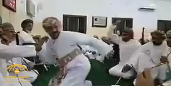 “شاهد بالفيديو” أهل عروس عمانية ينهالون ضربا على عريس بالعصي فور انتهاء عقد القران!
