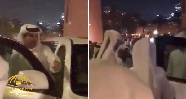 شاهد .. أمير قطر يطالب شخص بالابتعاد عنه أثناء تجوله في الدوحة : " وخر عن السيارة"