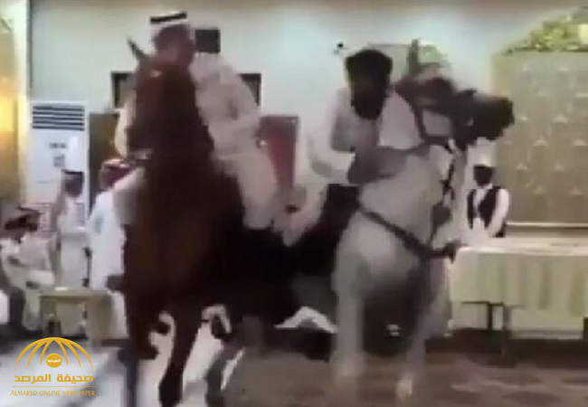 بالفيديو: استعراض بالخيول داخل قاعة أفراح كاد أن يتسبب بفوضى.. ومغردون “هياط”