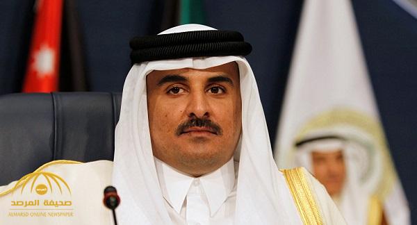 شاهد .. أمير قطر ينشر صورة "مخجلة " له وهو عار الصدر !