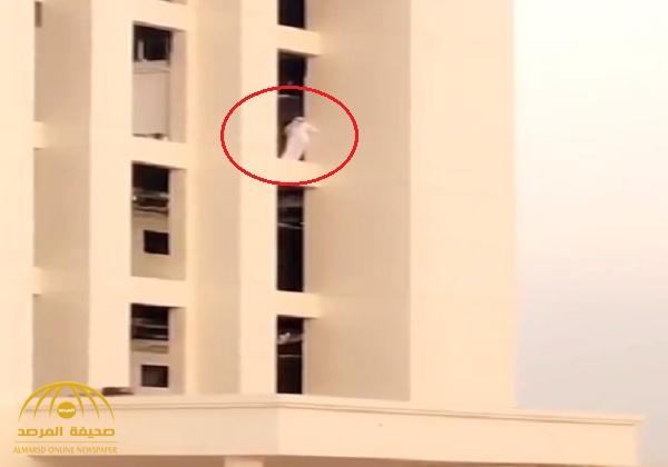 شاهد .. مواطن يحاول الانتحار من أعلى المستشفى العسكري في تبوك