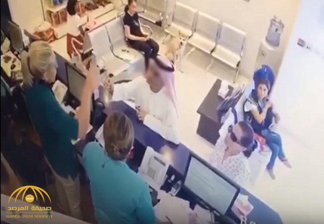 بالفيديو.. خليجي يبصق على موظفة في مستشفى ويضربها بـ”عقاله”