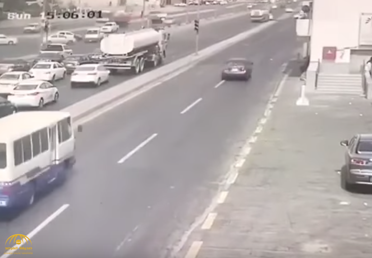 شاهد بالفيديو: كيف تسبب سائق متهور في حادث مروع بجدة