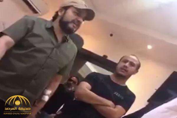 بالفيديو: فلسطينيون يطالبون قنصلية بلادهم في جدة العودة إلى فلسطين لعدم تحملهم دفع رسوم المرافقين!