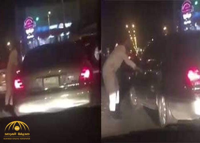 بالفيديو: شخص في حالة غير طبيعية يهاجم السيارات ويتسبب في رعب بين المارة بالرياض!