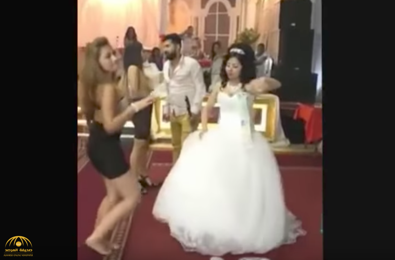 بالفيديو.. خطيبة العريس السابقة تخلع حذاءها وترقص أمام العروس الجديدة لاستفزازها!