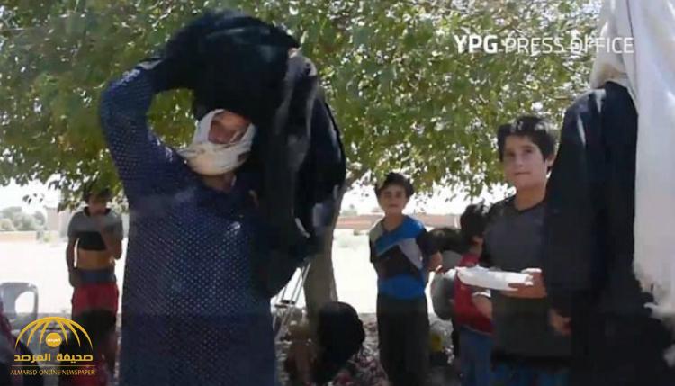 شاهد بالفيديو : نساء يحرقن النقاب ورجال يحلقون اللحية بعد تحرير مدينتهم فى سوريا من داعش