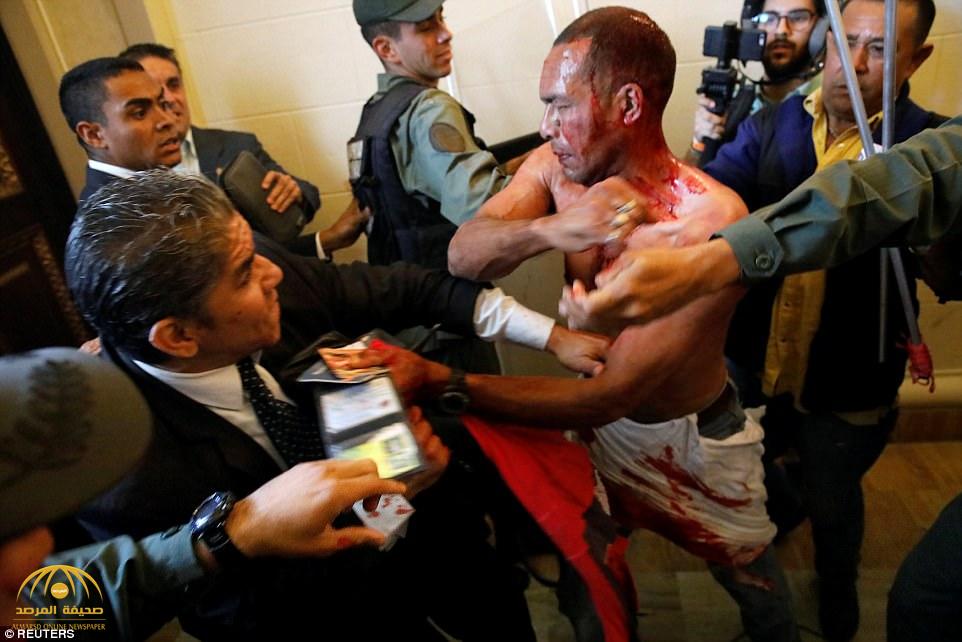 فيديو و صور : دماء على جدران البرلمان الفنزويلي .. معارك دامية بين مؤيدي الرئيس و المعارضة