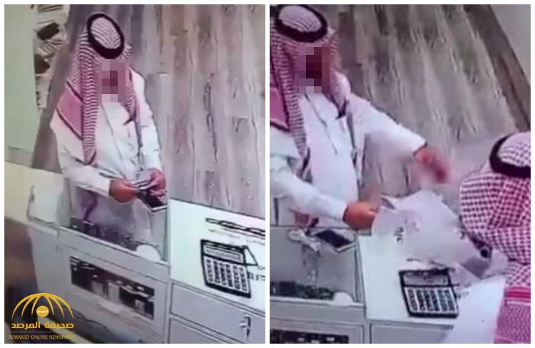 بالفيديو: شاهد "كاميرا مراقبة" ترصد عملية سرقة إحترافية بطريقة غريبة في محل جوالات بالبدائع !