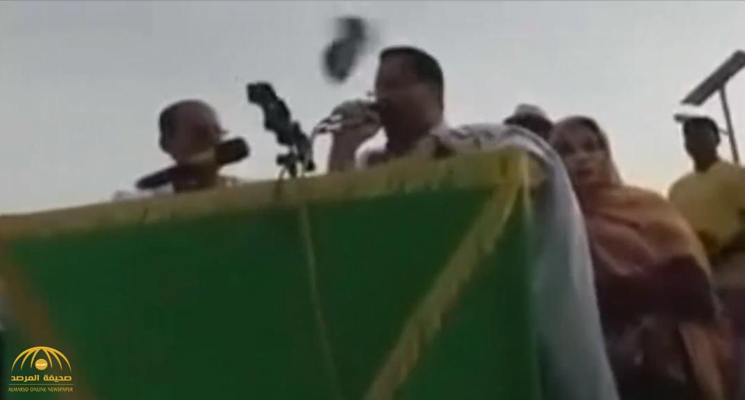 شاهد: الإعتداء على وزير موريتاني بـ"الحذاء" في مهرجان جماهيري