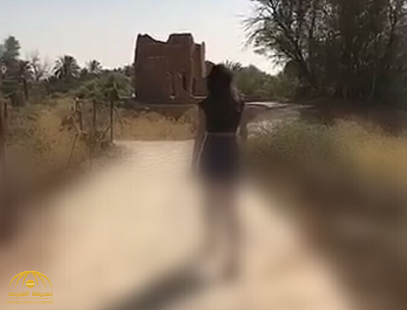 شاهد فتاة تتجول بملابس  مخالفة  بالقرية التراثية بأشيقر!-صورة