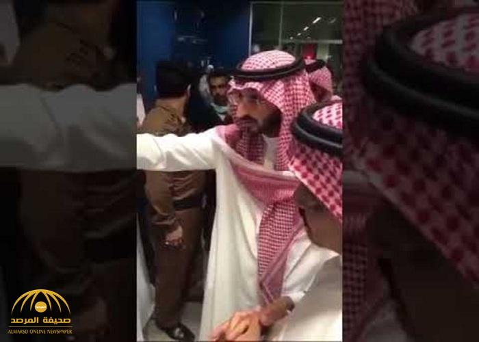 بالفيديو.. "أبداً ما يُعقل".. شاهد ردة فعل نائب أمير مكة بعدما صدم من سوء الخدمات بمطار جدة