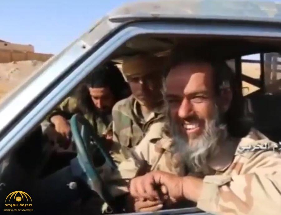 سياسيون وصفوها بـ"اللعبة": عناصر داعش يسلمون أنفسهم طواعية لحزب الله وهم يضحكون- فيديو