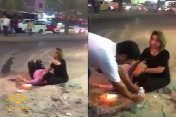 شاهد.. وسط حشدٍ كبير من المارة .. رجل يعتدي على فتاتين في أحد شوارع الكويت!