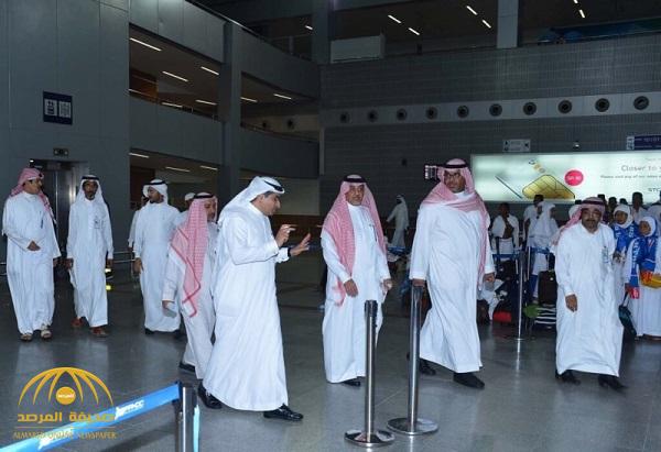 "سعود الحازمي" يتفقد مطبوعات مطار الملك عبدالعزيز الدولي بجدة .. وهذه توجيهاته للعاملين - صور