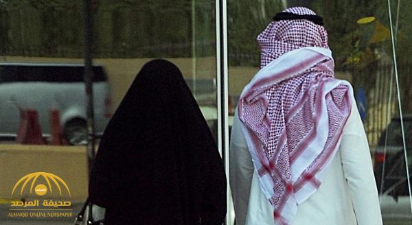 سعودي يطلق زوجته في أحد الأسواق بسبب غريب جدا !