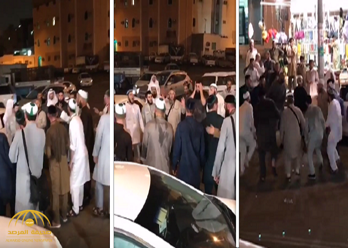 فيديو: شاهد حجاج شيشانيون يمارسون طقوس غريبة بأحد شوارع مكة.. ومواطن يحاول منعهم!