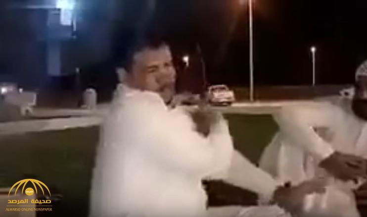 شرطة "نجران" تكشف شخصية "المتفاخر بضرب مقيم" بعد ارتدائه الزي السعودي- فيديو