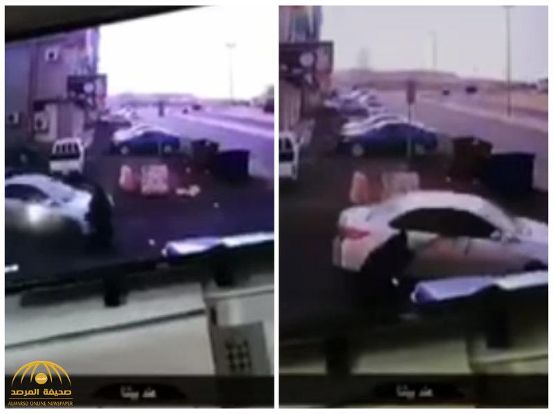 شاهد بالفيديو:لصوص في سيارة ينتزعون حقيبة امرأة بالقوة ويسقطونها على الأرض!