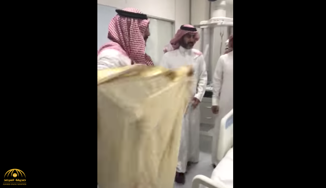 فيديو : شاهد .. أمير سعودي يهدي بشته لـ"ضابط" أصيب على الحد الجنوبي