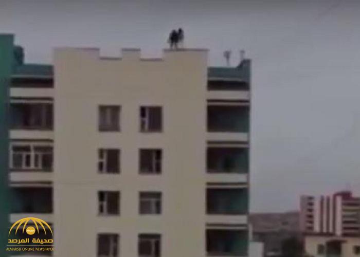 فيديو مروع.. شاهد لحظة انتحار فتاتين في وقت واحد من أعلى مبنى بمنغوليا
