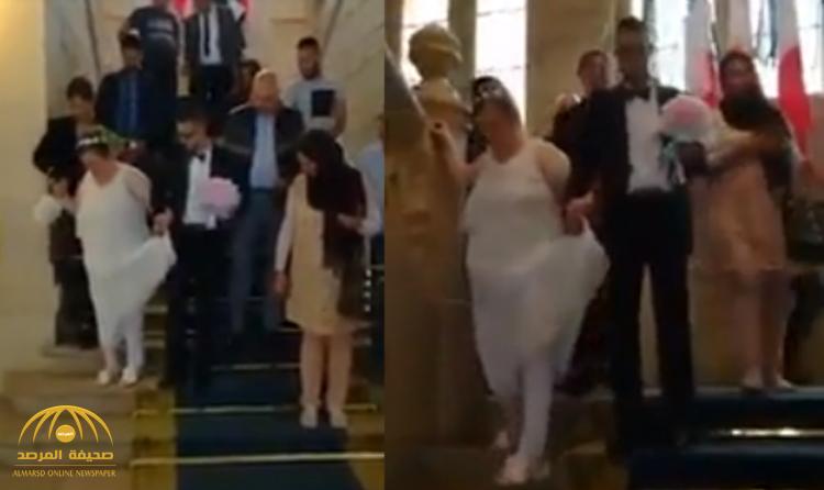فيديو .. شاب مغربي يتزوج بمسنّة فرنسيّة تكاد تستطيع تحريك أرجلها .. ونشطاء: “حب أعمى”