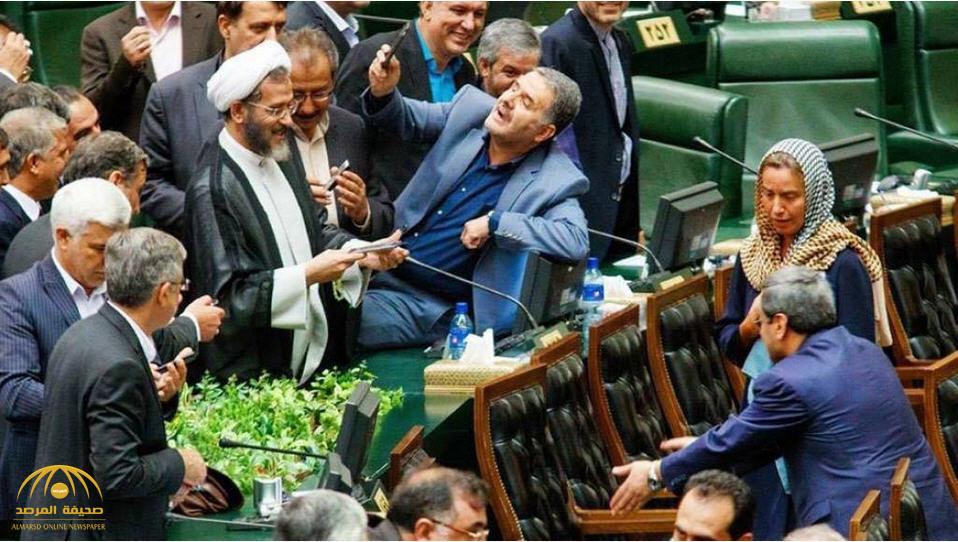شاهد بالصور: نواب إيرانيون يتسابقون لإلتقاط "السيلفي" مع مسؤولة أوروبية!