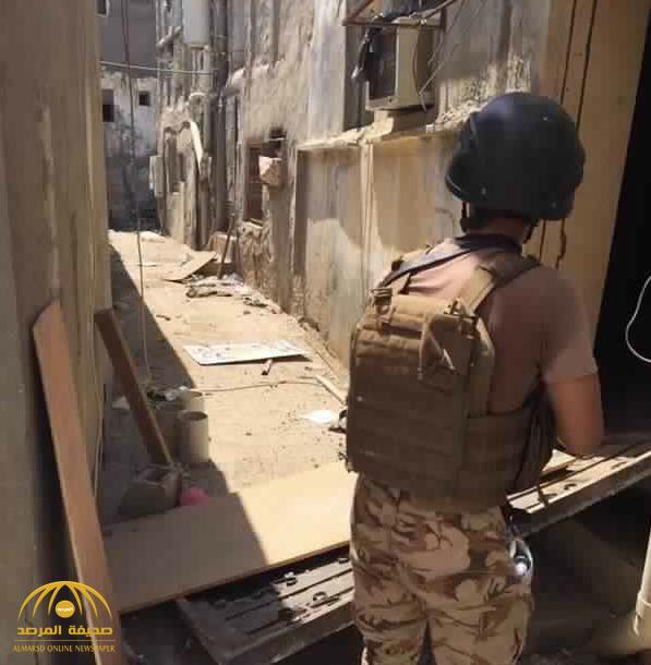 بالصور والفيديو: شاهد قيام قوات الأمن بتمشيط حي المسورة والعثور على مخزن أسلحة