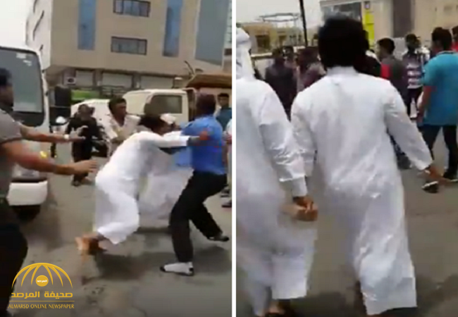 شاهد بالفيديو: يمني يغافل موظف مواقف بالدمام  ويضربه بحجر كبير على رأسه!