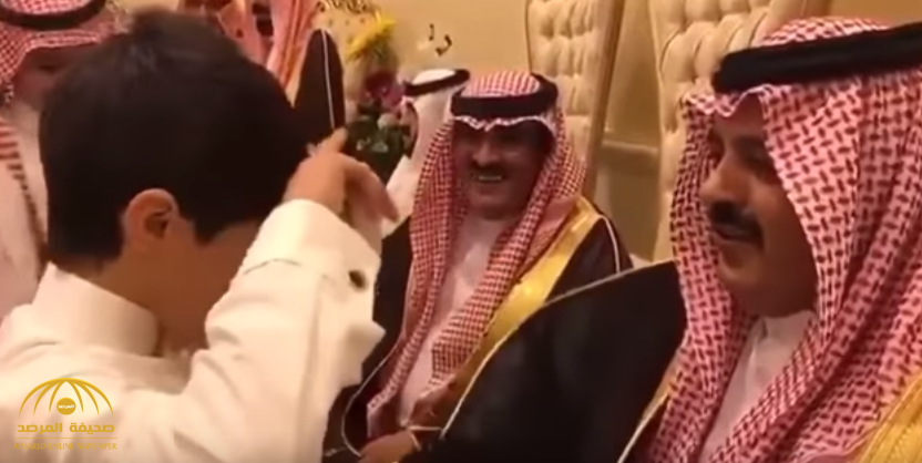 شاهد بالفيديو: كيف تصرف أمير حائل مع طفل سقط منه عقاله وشماغه في حفل زفاف!