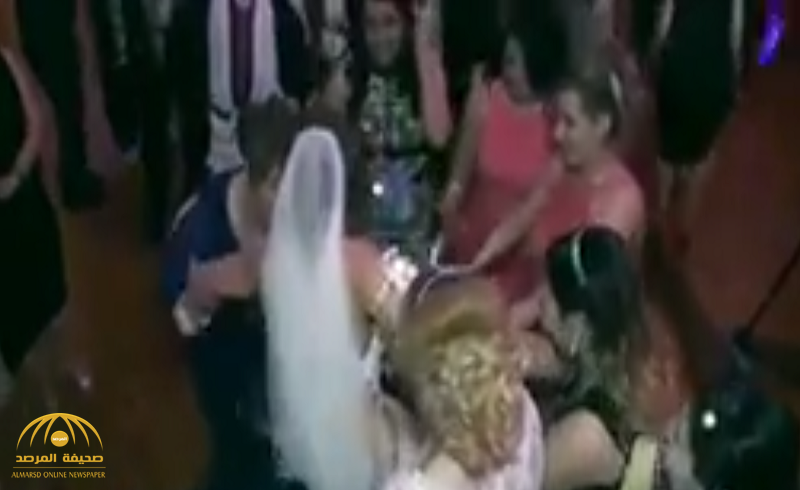 شاهد: عروس تثير معازيم فرحها برقص ملفت.. وهكذا جاء رد فعل العريس!