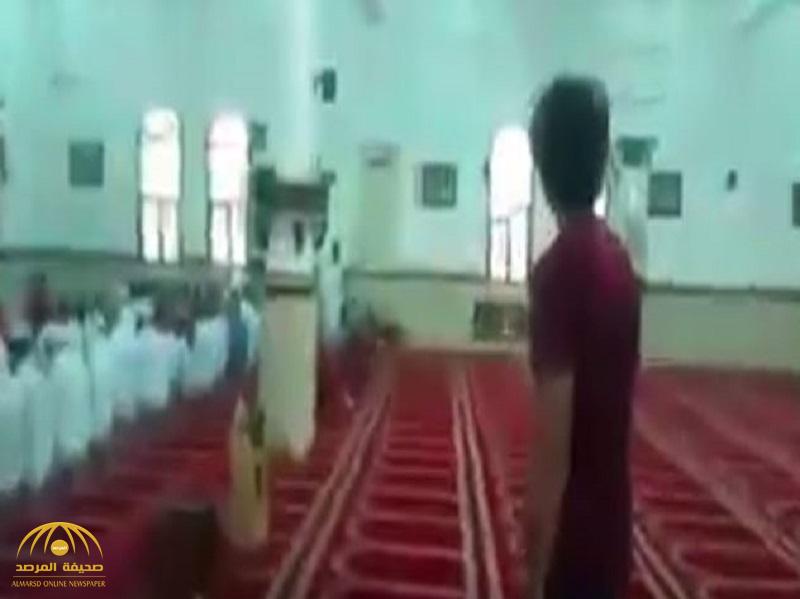بالفيديو: كلب ضال يقتحم مسجد أثناء الصلاة.. شاهد: ردة فعل المصلين والأطفال!